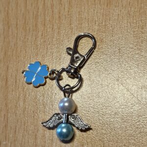 Schutzengel-Schlüsselanhänger mit Kleeblatt – Blau & Silber