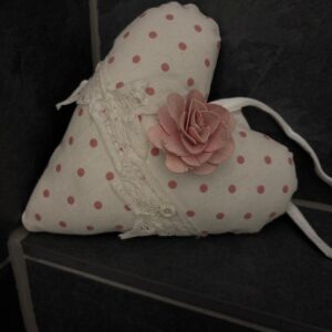 Handgemachtes Deko-Herz mit Blume