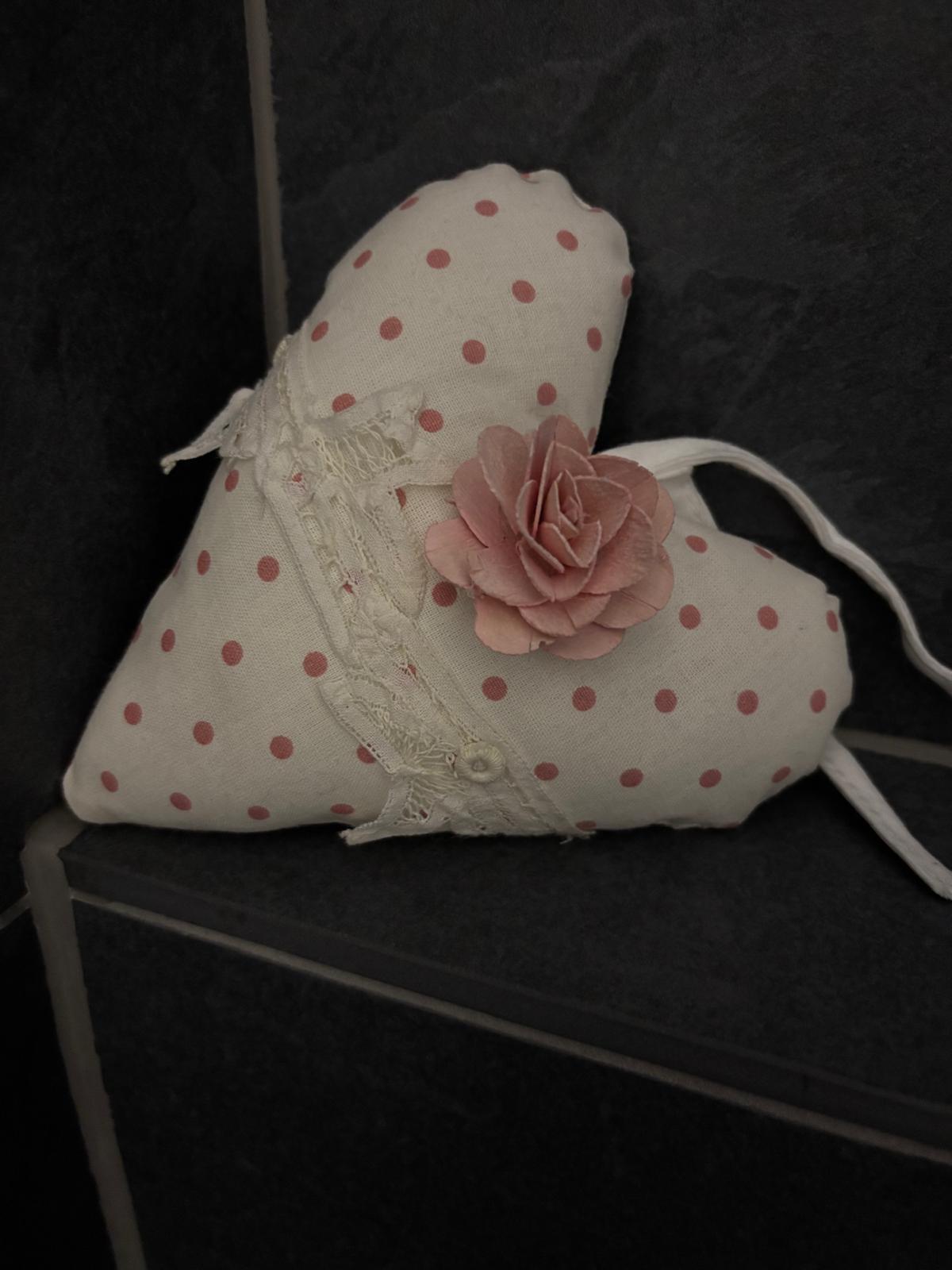 Handgemachtes Deko-Herz mit Blume