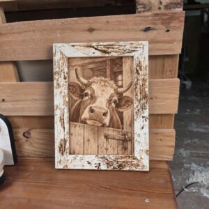 Holzbild «Neugieriger Stallblick»