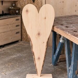Grosses Holzherz auf Sockel