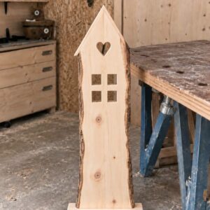 Dekoratives Holzhaus mit Herz